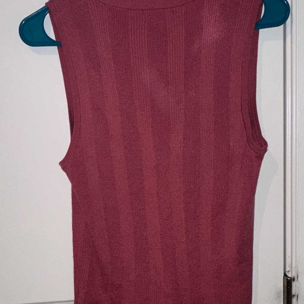 Alex Marie Sleeveless Button-Down Top - Picture 4 of 5